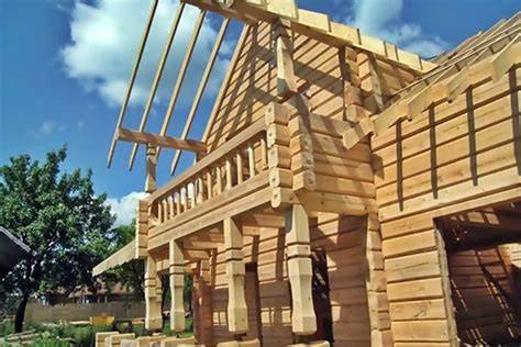 Medienos glaisto taikymas ir nušlifavimas ant lygios tribunos paviršiaus