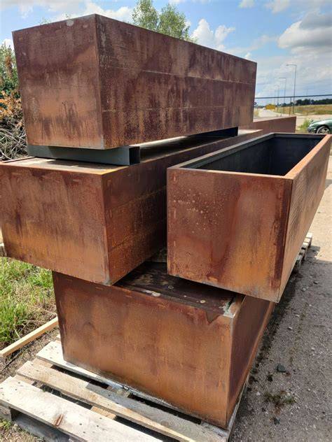 Metaliniai ir betoniniai lauko vazonai - skirtingos tekstūros ir užpildai