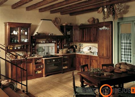 Kaimiško stiliaus interjeras su mediniais elementais