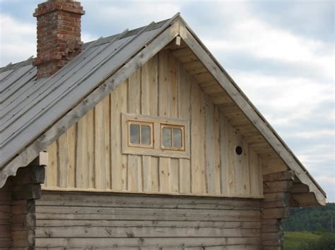 Medinė lentų apdaila virš lango