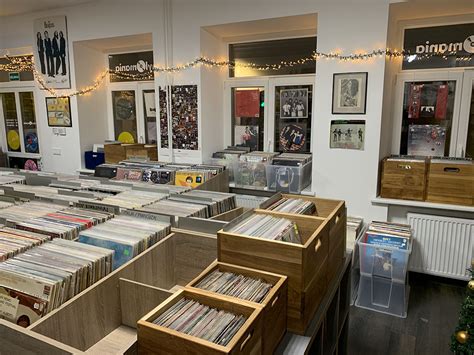 Vinilinių plokštelių lentynos bibliotekoje