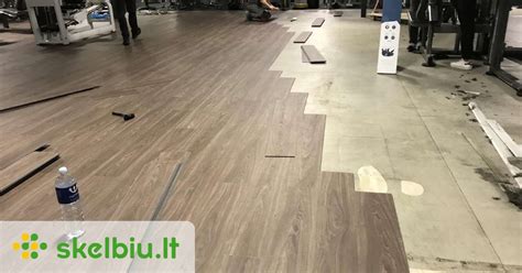 Vinilinės dangos imitacija po medžiu