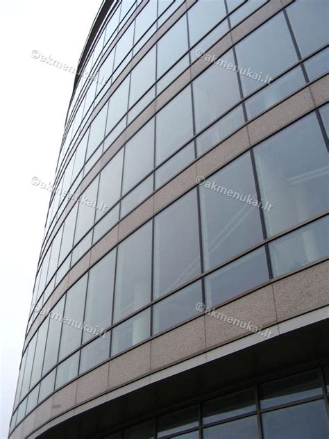 Stiklinis komercinio pastato fasadas