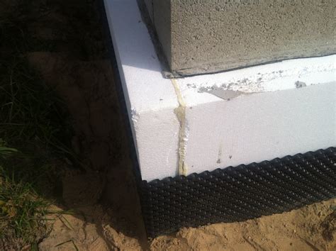 Polistirolas klijuojamas ant pamato