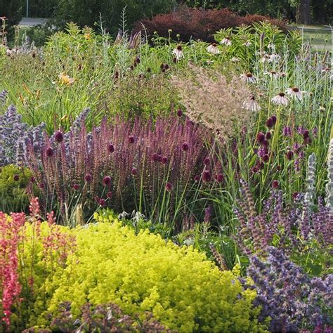 gėlynas cementinės rankos pavidalu