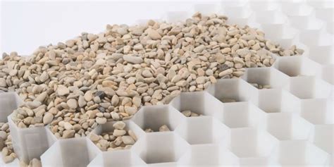 Plastikinis korys su geotekstile ir skaldelė takelyje