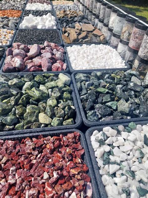 Kapavietė, sutvarkyta su dekoratyvine skalda ir geotekstile