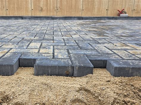 Įvairių spalvų ir tekstūrų betoninės trinkelės