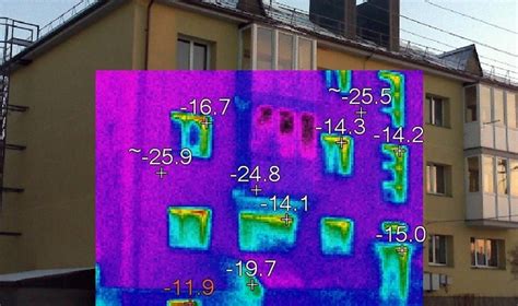Termovizinė nuotrauka: šilumos tiltelių vietos lango angose