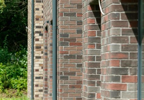 Vizualiai demonstruojamas klinkerio fasado plytelių pasirinkimas: spalvų paletė, tekstūruotas paviršius, skirtingi matmenys