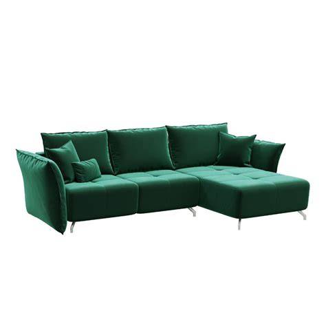 Žalios spalvos kambario maketas: svetainė su žalia sofa ir medžio detales