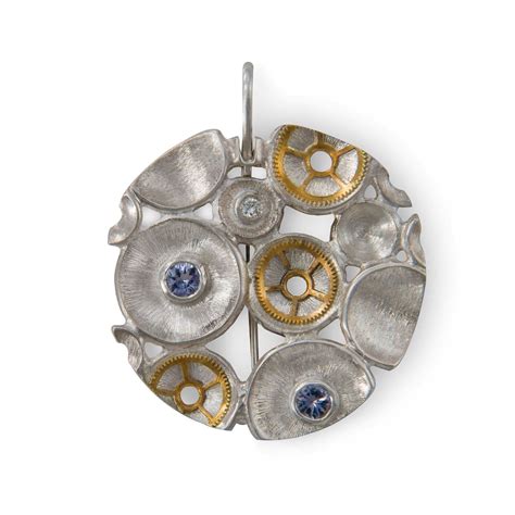 Istorinis juvelyrinių dirbinių pavyzdys su brangakmeniais