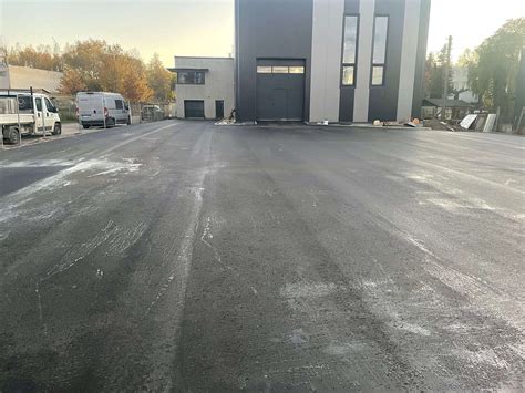 Kelių duobių remontas: šaltas asphaltas išpildas ir sutankinimas
