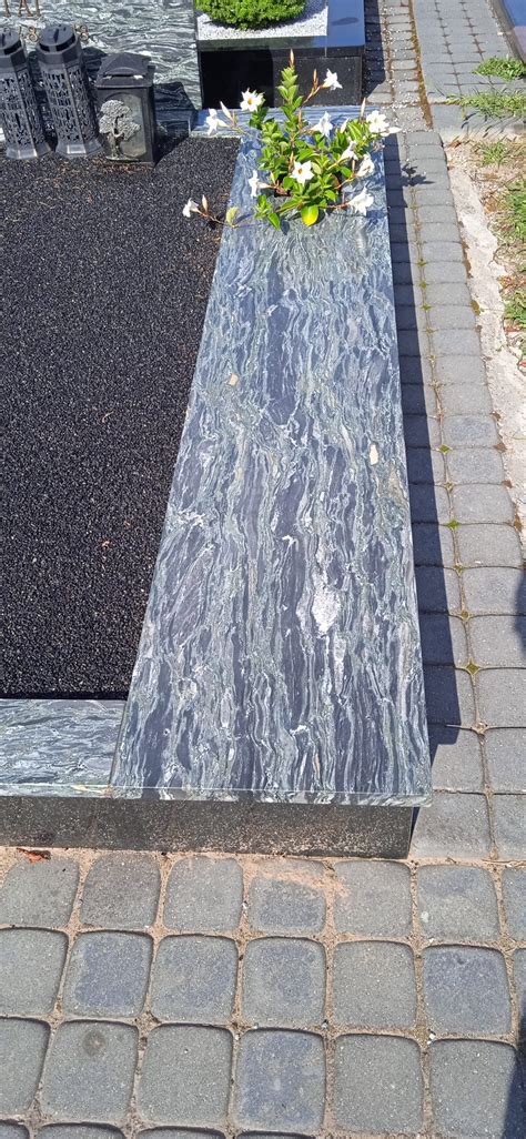 Kapavietės dengimo plokštėmis praktinė schemė: plokštė ant pamato, vaza, žvakė, paminklas