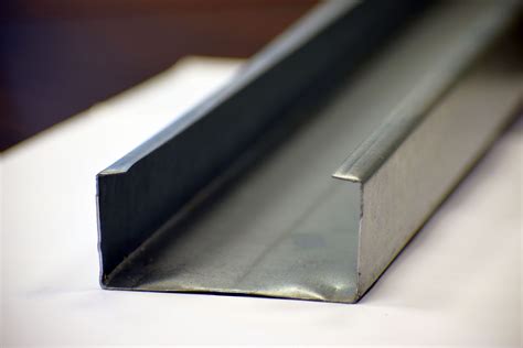 Metalo profilis, sujungiantis du stalviršius