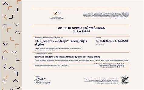Laboratorijos bandymų procesai infografika: akreditacijos kelias, tyrimų spektras, įvertinimo standartai