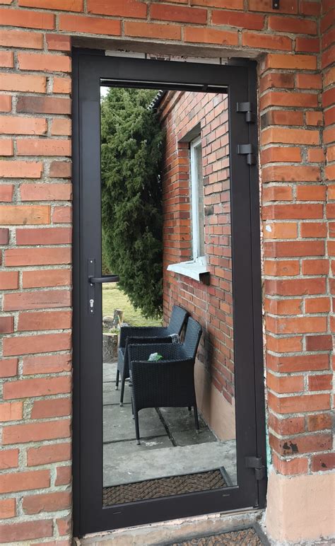 išblukusi lauko durų spalva