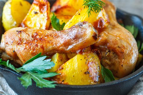 Vištienos ketvirčiai su bulvėmis kepti orkaitėje