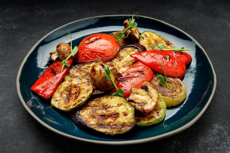 Įvairios daržovės paruoštos kepimui