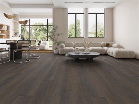 Tamsios grindys ir šviesios sienos interjere