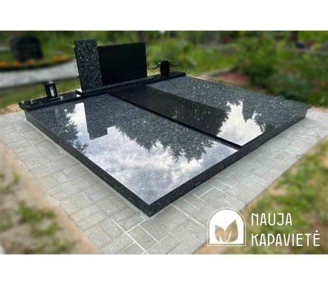 kombinuota kapavietė granito plokštėmis ir skalda