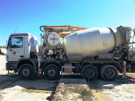 Automobilinė betono maišyklė ir betono siurblys statybvietėje