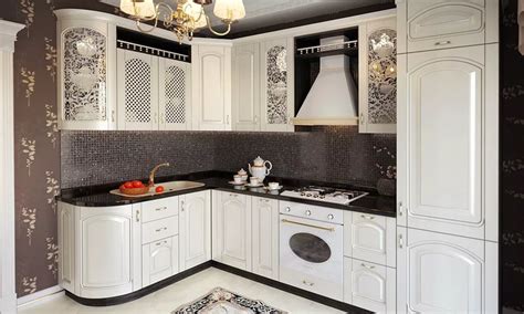 Virtuvės backsplash galimybės su dekoratyvinėmis plokštėmis