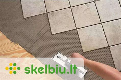 Nuotrauka, vaizduojanti skirtingų medžiagų keramines plytelių apdailos linijas