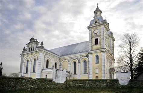Šeduvos Šv. Kryžiaus Atradimo bažnyčios fasadas su naujai sutvarkytu šventoriumi