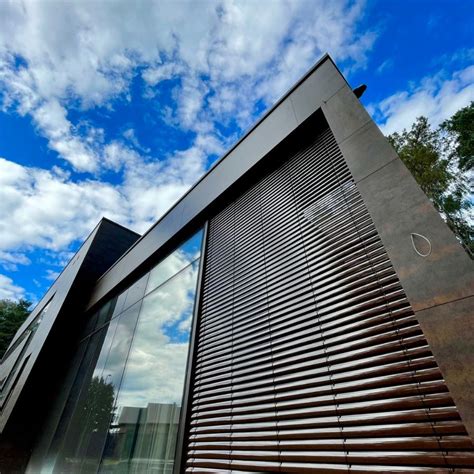 Fasado žaliuzės ant pastato eksterjero