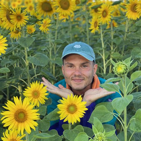 Tuščiavidurė detalė be atramų kairėje ir su atramomis dešinėje