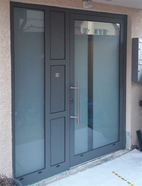 Kosmetikos produktai su magnio aliuminio silikatu