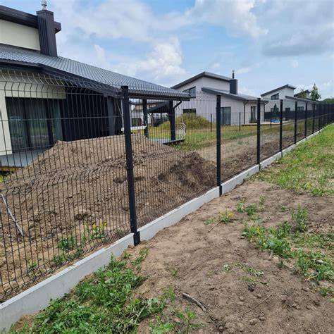 Patrauklus betoninių stulpų dizainas su kepurėlėmis ir stulpų įtvirtinimo sprendimais