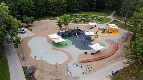 Vaikų žaidimų aikštelė su dirbtine veja ir paminkštinimu