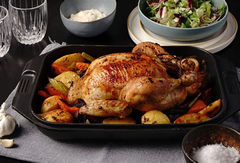 Visas keptas viščiukas su daržovėmis