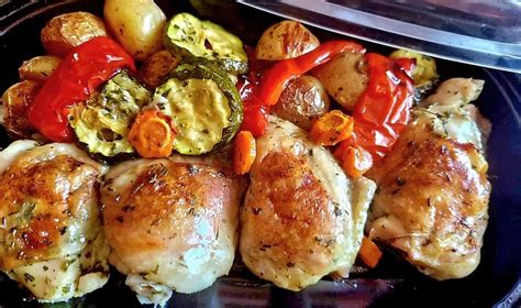 Skardos su vištiena ir daržovėmis paruoštos kepimui