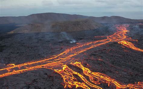 Tektoninių plokščių judėjimas ir ugnikalnių susidarymas