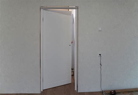 Durų montavimas ant reguliuojamos staktos