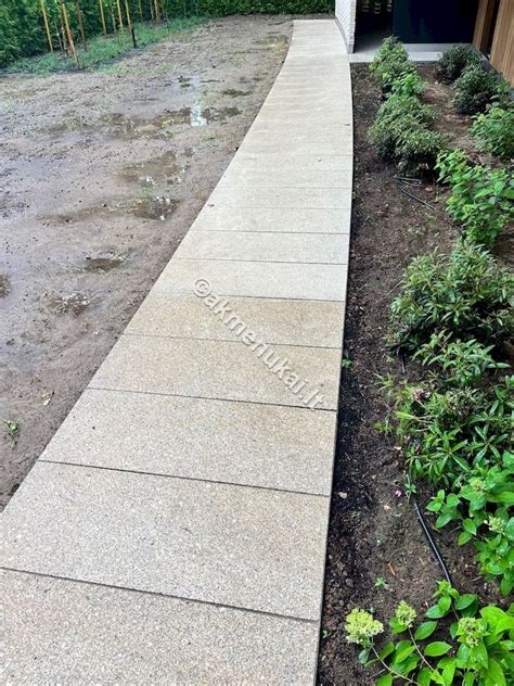 Granito takelis po lietaus, apdorotas impregnantu