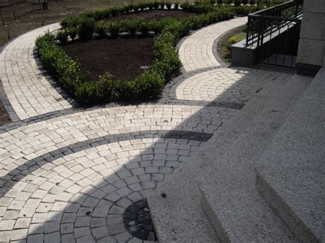 Skirtingų dydžių ir formų akmens trinkelės