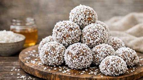 Infografika: Rafaello tipo saldainiai su kokosų drožlėmis - ingredientų ir žingsnių santrauka