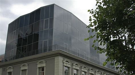 Stiklinis pastatas su modernia architektūra