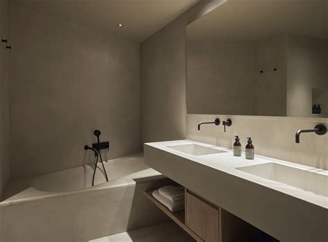 Mikrocemento tekstūros vonios kambaryje