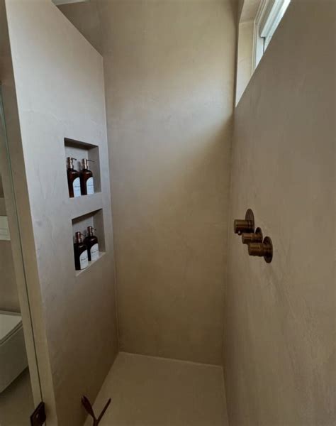 Vonios kambario sienos su mikrocemento apdaila