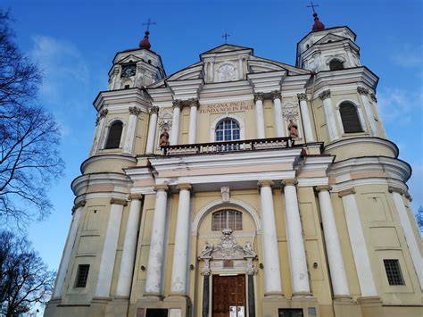 Šv. apaštalų Petro ir Povilo bažnyčia fasadas vasarą