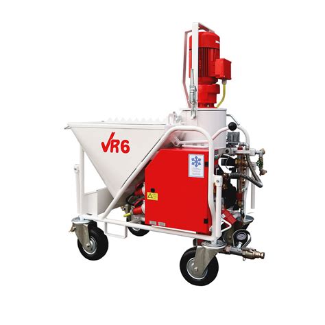 Statybininko dirbančio su tinkavimo mašina