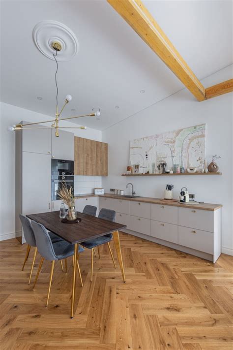 Skandinaviško stiliaus interjeras su apvaliomis frezuojamom rankenėlėm