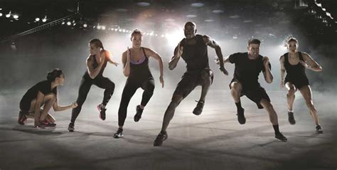 Žmonės, atliekantys įvairius fizinius pratimus: bėgimas, šokiai, svorių kilnojimas, joga