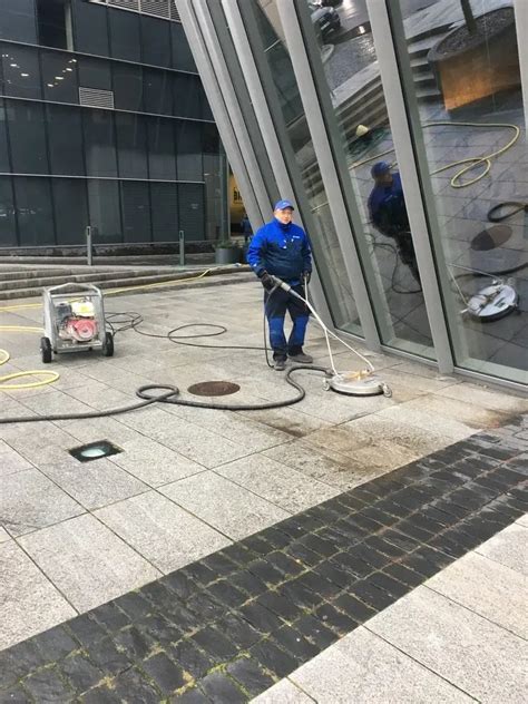 Plytelių siūlių valymas prieš glaistymą