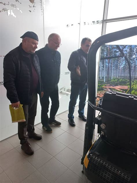 Darbuotojai konsultuoja klientus